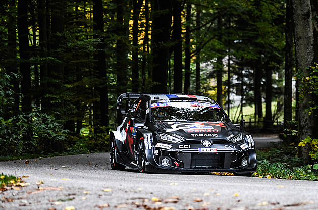 Ogier v polovině první etapy vede Středoevropskou rallye, jede se v Česku