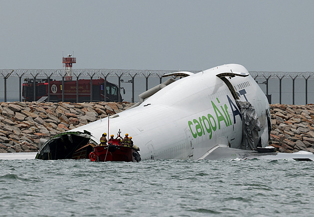 Havárie nákladního letounu v Hongkongu. Stroj skončil v moři, dva lidé zemřeli