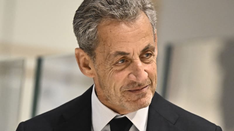 Francouzský exprezident Nicolas Sarkozy nastoupil do vězení. Odpykat si má pětiletý trest