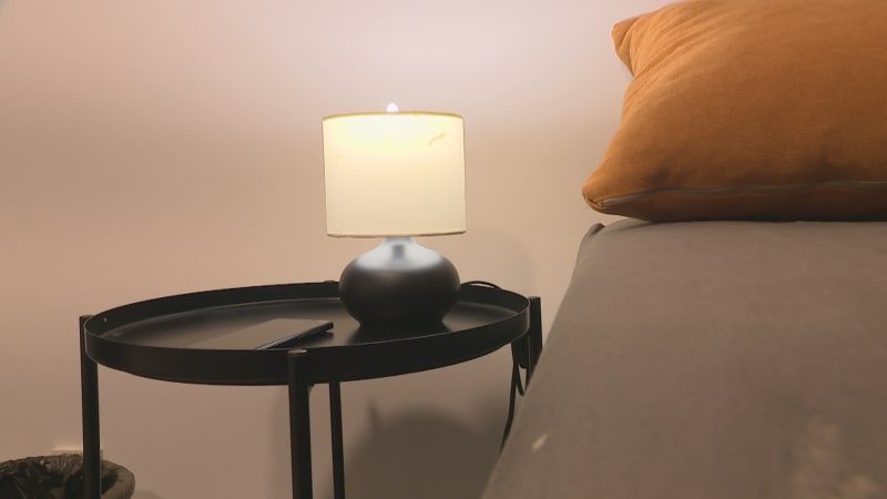 Jiskry z nabíječky srší nad hlavou miminka. Čeští hasiči boří internet hrůzu nahánějícím videem