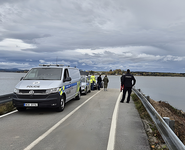 Auto s mrtvými v Lipně našli shodou náhod, napomohl jí i místní převozník