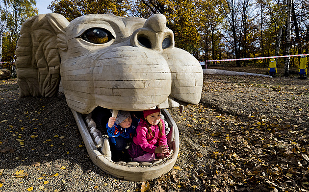 Bájný Falco doletěl do Bíliny. Unikátní socha se hned stala hitem internetu