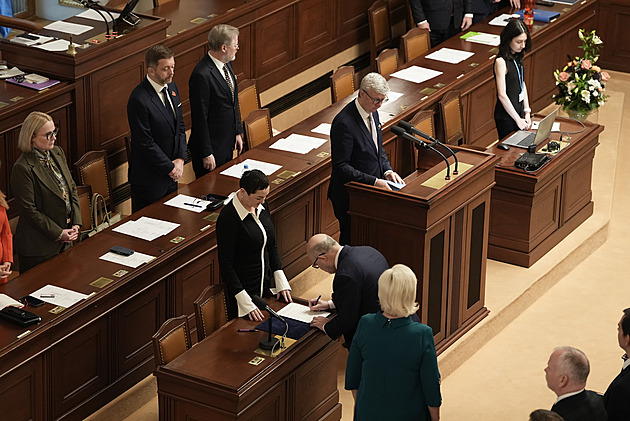 Schůze před volbou šéfa Sněmovny začala minutou ticha za Duku a slibem Válka