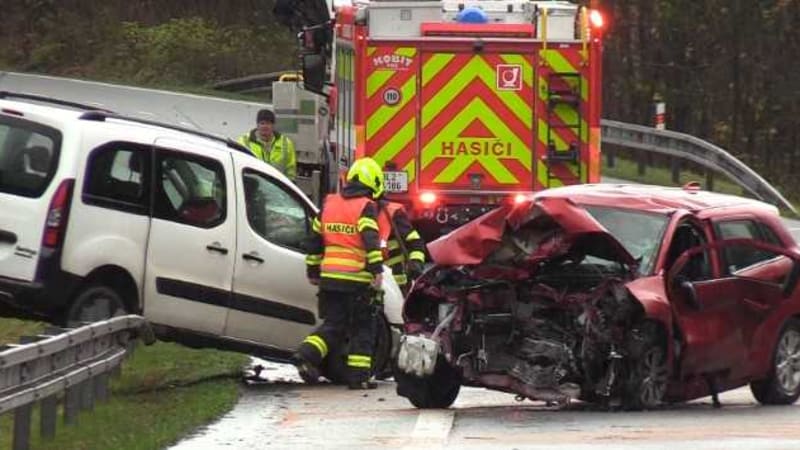Nepřipoutaný spolujezdec zranil při bouračce na Jablonecku kolegu. Věcí se zabývá policie