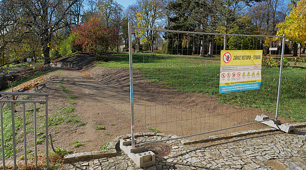 Proměny Podzámecké nivy. Přibyly pobytové schody, elektřina i veřejné osvětlení