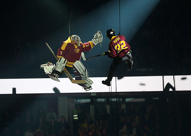 Velký třesk, balet s rolbou, Ewa Farna. Horáckou arénu otevřela nabitá show