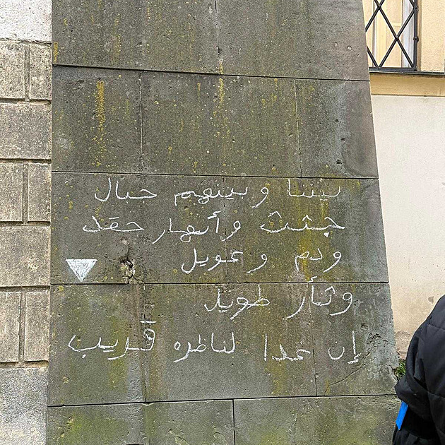 Záhadný nápis v arabštině zaměstnává policii v Brně, objevil se na zdi u kostela