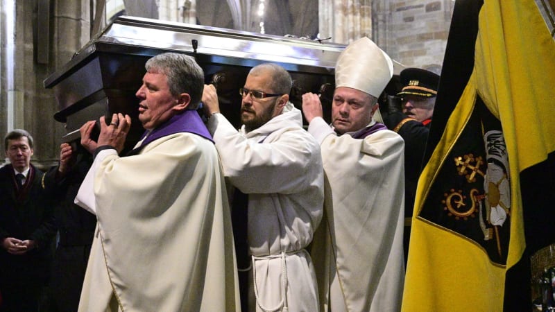 Lidé se loučili s Dukou. Rakev se zesnulým kardinálem byla uložena v chrámu sv. Víta