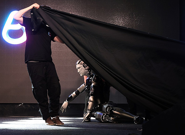 VIDEA TÝDNE: „Úspěchy“ ruské robotiky, trable s mosty a mrzutý Fico