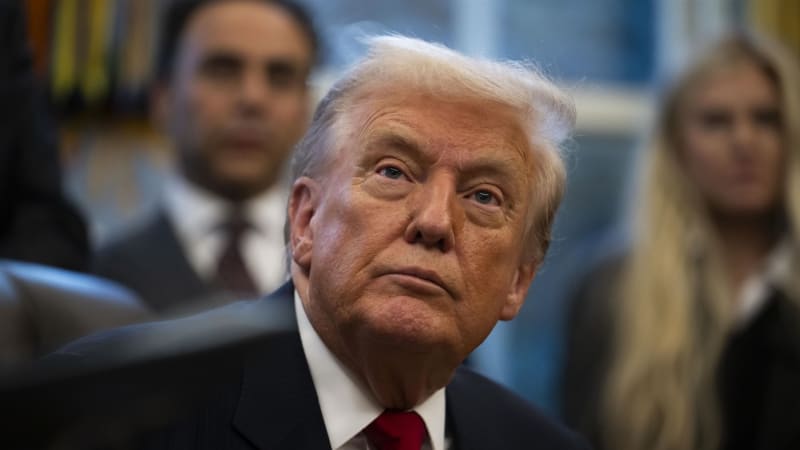 Trump nařídil zveřejnit spisy k případu Epstein. Ustoupil politickému tlaku