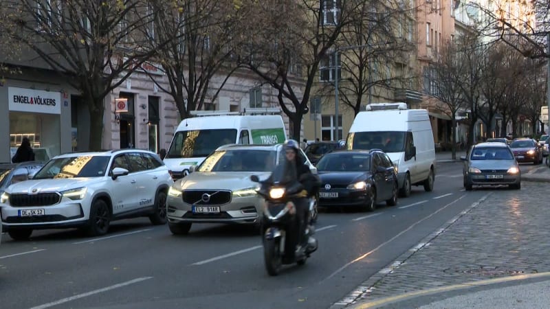 Kdo může za kolabující dopravu v Praze? Hřib ukázal i na policii, ta jeho obvinění rázně smetla