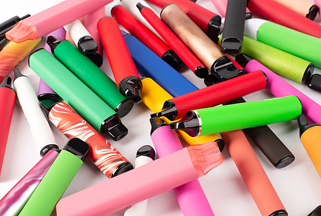 Začínají platit přísnější pravidla pro prodej e-cigaret. Některé příchutě zmizí z obchodů