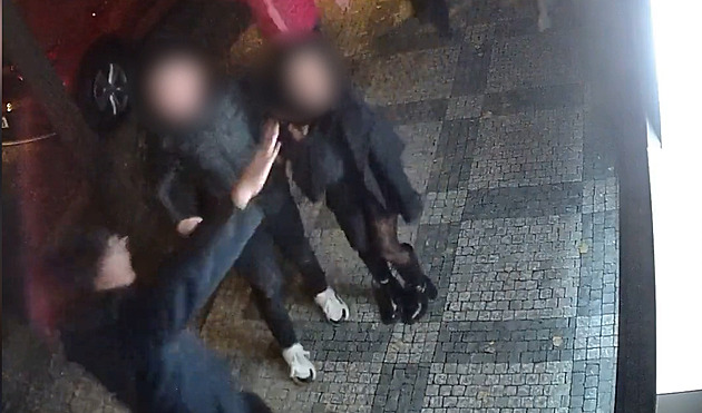 Mladíci hajlovali u židovského obchodu, při tom se fotili. Hledá je policie