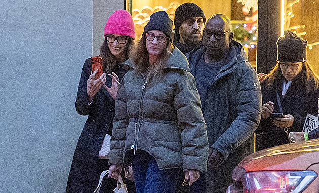 Hollywoodská hvězda Julia Robertsová se v ulicích Prahy procházela bez make-upu