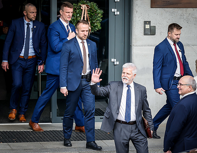 Prezident Pavel přijel do města bižuterie, v Ralsku navštíví výrobce autodílů