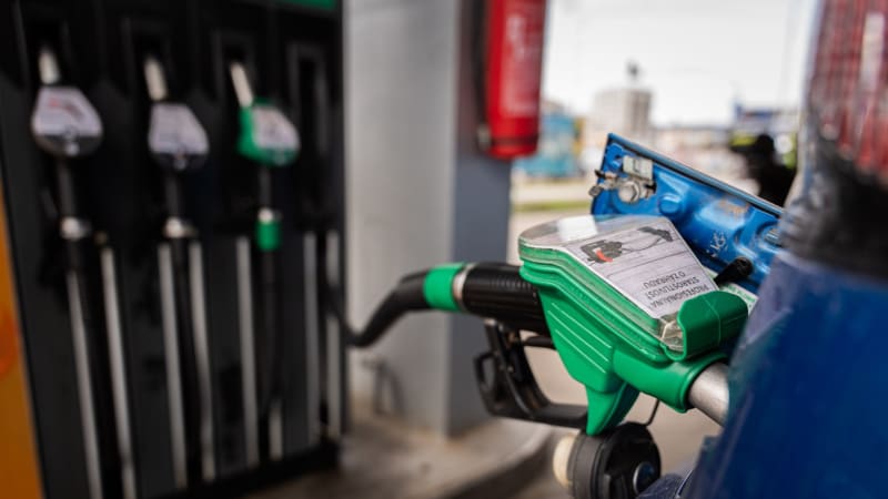Pohonné hmoty v Česku zlevňují. Pokles cen by měl pokračovat i přes Vánoce