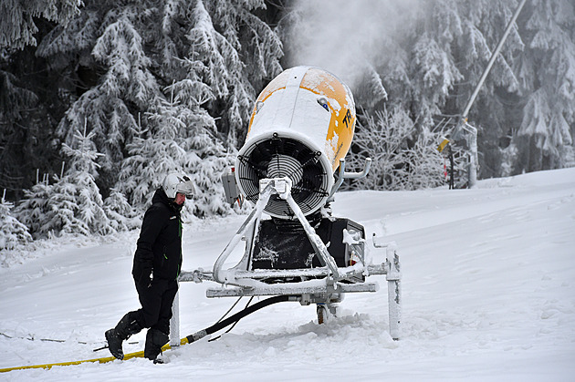 Sněhová děla jedou naplno. Po teplých dnech skiareály využily ochlazení