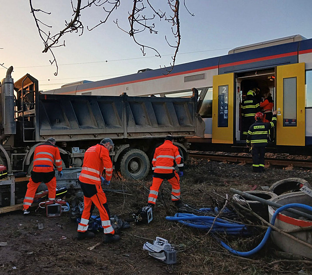 U Vysokého Mýta se srazil vlak s náklaďákem, nehoda se stala při stavbě dálnice