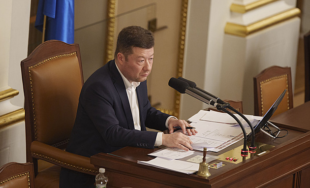 Platy politiků vzrostou. Premiér a šéfové komor budou poprvé brát přes 300 tisíc