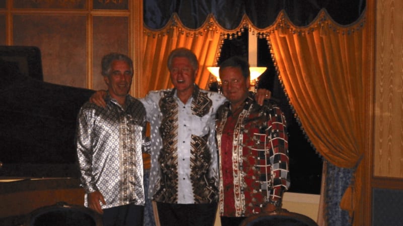 Clinton ve vířivce, „král popu“ i princ. Odtajnili první fotky z výbušných Epsteinových spisů