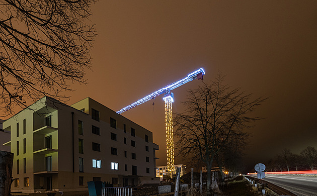 Jako z Hvězdných válek. Stavbaři vánočně nazdobili jeřáb, místní žasnou