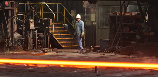 Levnější elektřinu firmy v kraji vítají, nabádají však k dalším opatřením