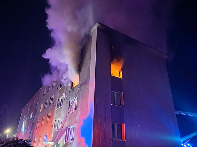 Hasiči museli u požáru v Kamenici evakuovat 33 lidí, jedna žena je vážně zraněná