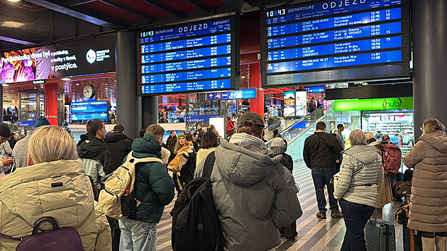 Porucha trakčního vedení komplikovala provoz vlaků v Praze, nabíraly zpoždění