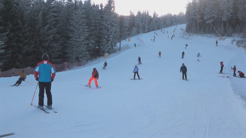 Skiareály mezi svátky praskají ve švech. Plná parkoviště a fronty na vleky Čechy neodradily