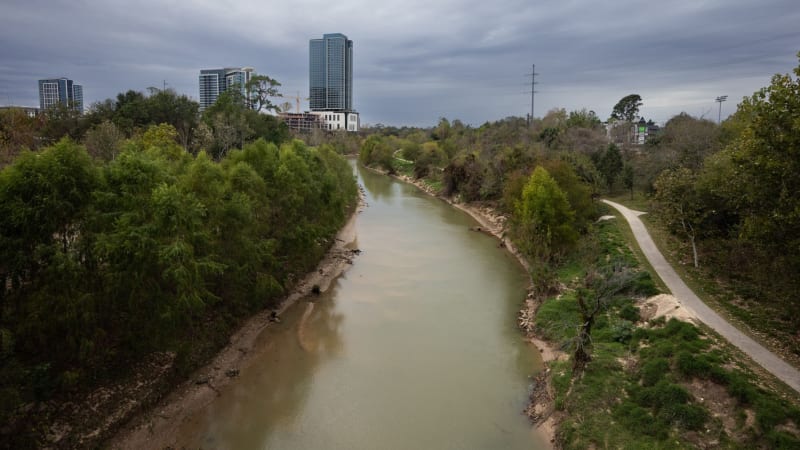 Z bažin v Houstonu vytáhli už 34 mrtvol. Texas obchází strach z řádění sériového vraha