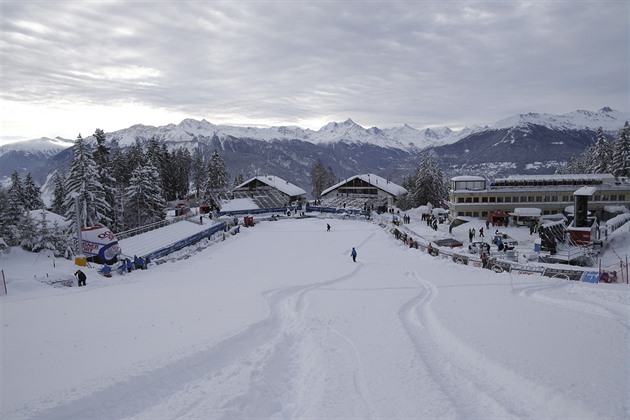 Mrtví po výbuchu ve švýcarském středisku. Na místě jsou vrtulníky a sanitky