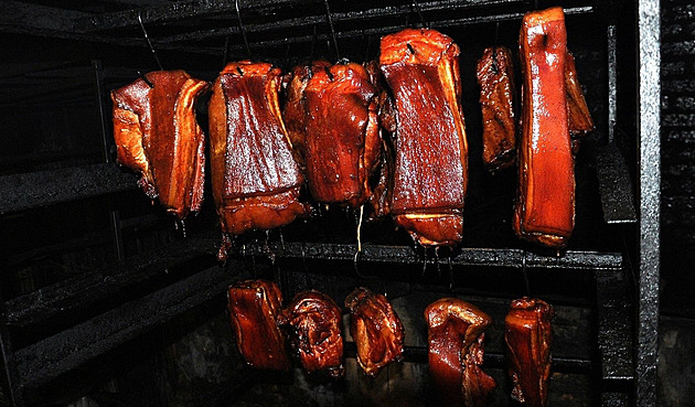 V masu, čokoládě i koktejlu. Proč lidstvo vždy fascinovala chuť kouře?