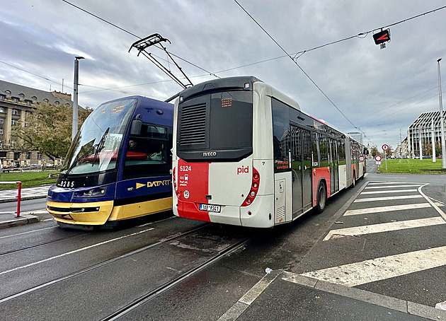 Autobusy a tramvaje v Praze jezdí v delších intervalech, metra se omezení netýká