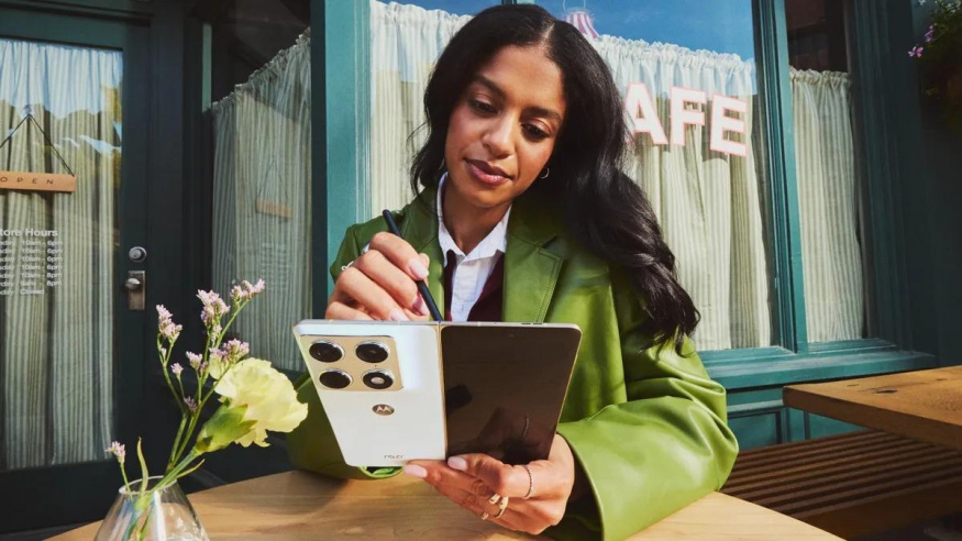 Motorola na CES ukázala Razr Fold: knížkový telefon s 8,1″ displejem a trojitým 50Mpx foťákem