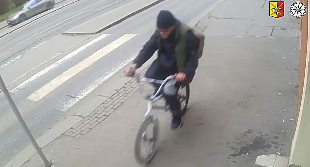 Hledá se cyklista na ošuntělém kole. Ujel od seniorky, kterou vážně zranil