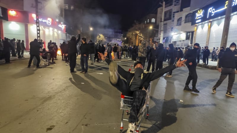 Krvavé čistky v Íránu: Režim vraždí „nepřátele Boha“, zemřelo 116 lidí. Trump zvažuje zásah