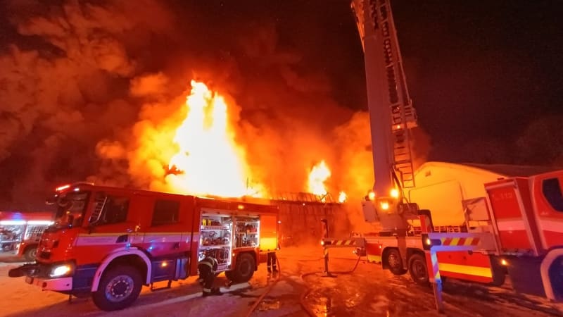 Halu u Českých Budějovic pohltil oheň: Hasiči mají těžké podmínky, platí druhý stupeň poplachu