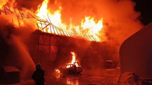 Od požáru auta vzplála na jihu Čech skladová hala s papírem, zasahovalo 21 cisteren