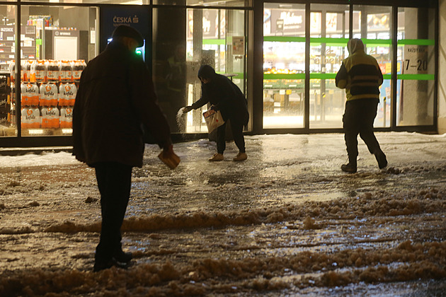 OBRAZEM: Ledovka sevřela Česko. Lidé padají, záchranáři mají desítky výjezdů