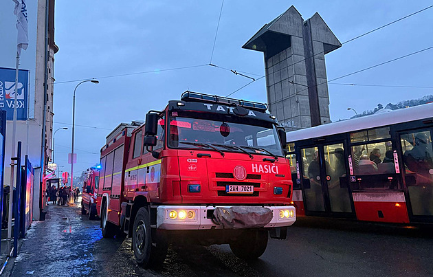 Na Smíchově bouraly tramvaje. Jedna srazila ženu, další se střetla s autem