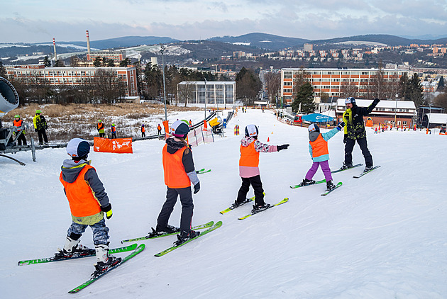 Výuka lyžování je hit. Lyžařské školy mají plno, instruktoři ale scházejí