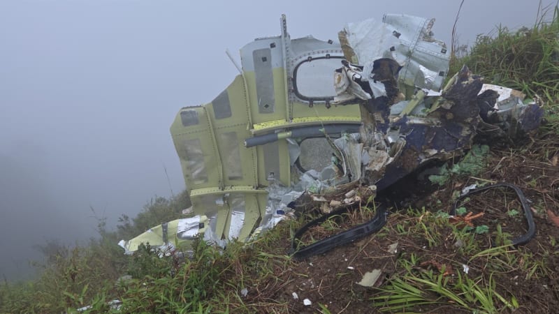 Úřady našly v Indonésii trosky ztraceného letadla. Objevily i první tělo, pátrání pokračuje
