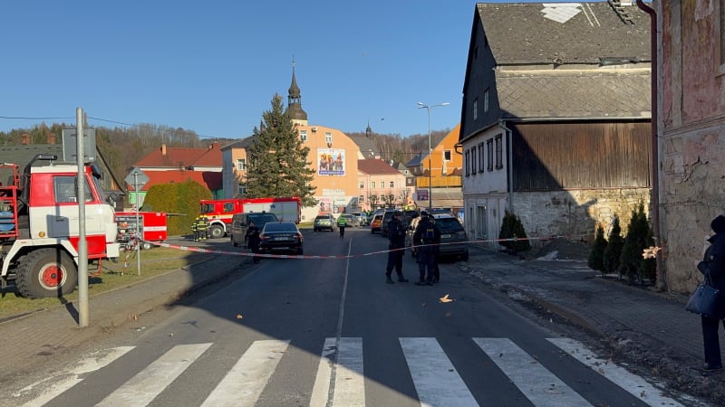 Auto střelce z Chřibské prohledávají pyrotechnici. Dva zranění zůstávají v nemocnici