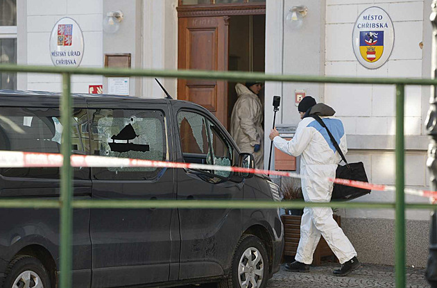 Dva mrtví a šest zraněných. Střelec si na úřadu v Chřibské vyřizoval osobní spory