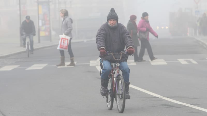 Česko čeká mrznoucí mrholení, hrozí ledovka. V platnosti je VÝSTRAHA před smogem