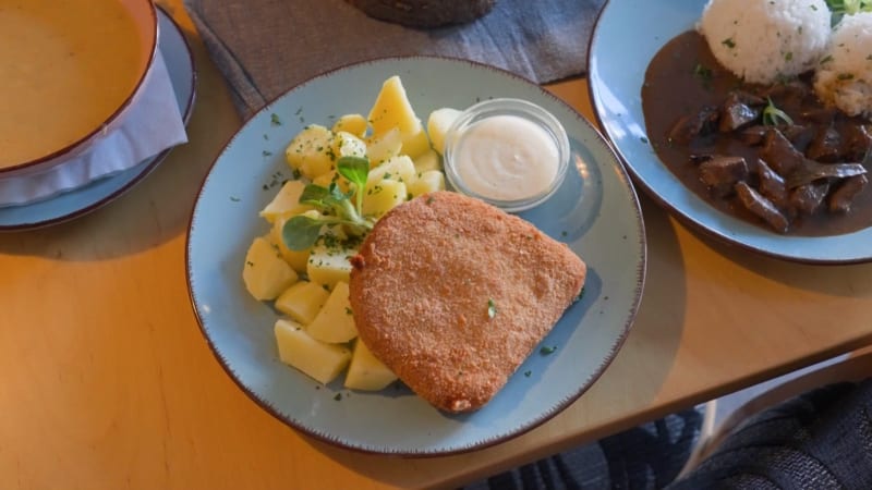 Obědy do stovky v Ostravě: Kam na levný smažák a neomezené množství polévky?