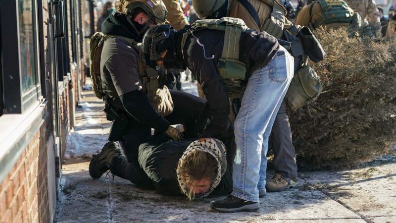 Federální agenti zastřelili dalšího člověka v Minneapolisu. Guvernér spílá Bílému domu