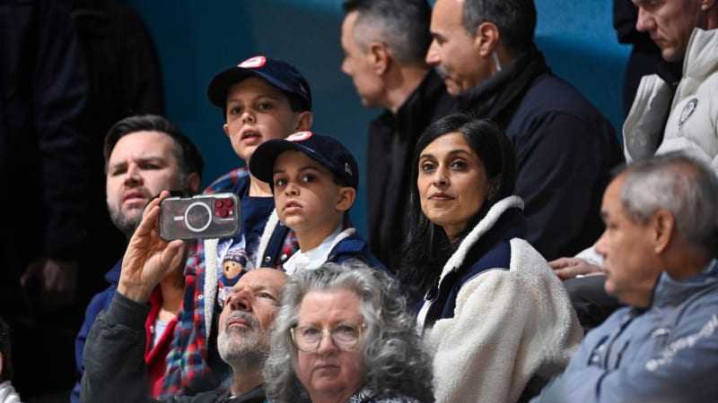 Olympiáda ON-LINE: Hokejistky prohrály s USA, řešily ruskou vlajku. Curleři těsně padli