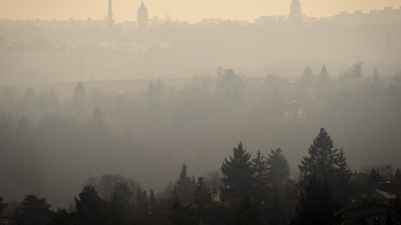 Česko zasypal saharský prach. Může zbarvit sníh a pokrýt popraškem automobily 
