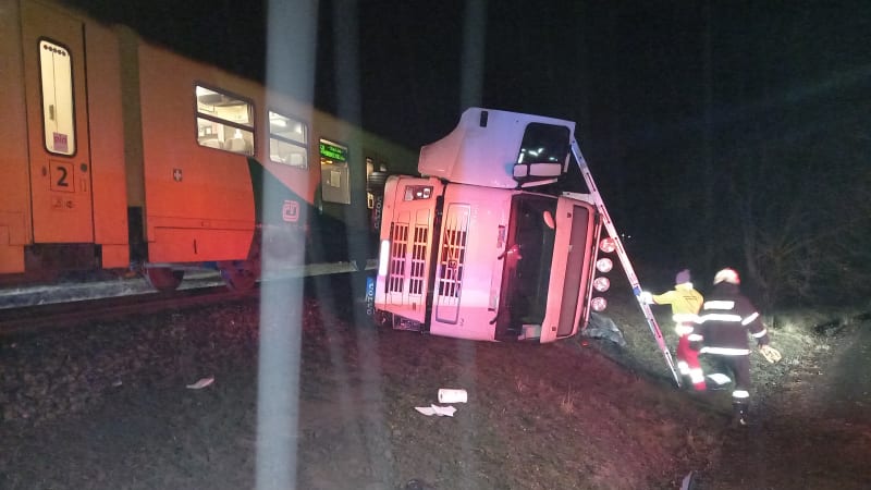 Srážka vlaku s náklaďákem na Jičínsku: Několik lidí utrpělo zranění, provoz stojí